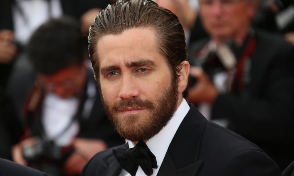 Jake Gyllenhaal sigara içerken (veya esrar)

