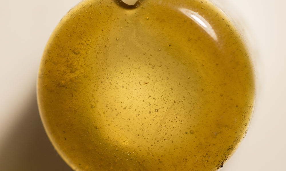What Are The Differences Between Solvent and Solventless Hash Oil?