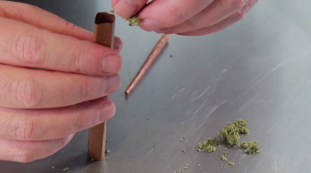 How To Roll A Square-Shaped Blunt